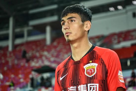 新七侠五义》是一部集古装、武侠、悬疑题材为一体的片子。故事首要讲述了少年包拯在考中进士后，被授为年夜理评事，出任建昌县知县。在建昌县，包拯卷进一宗古怪案件，是以结识了少年侠士白玉堂、江湖南侠展昭、神秘墨客公孙策。几人抽丝剥茧，揭开层层迷雾，破圈套，战危境，找到被袒护本相的故事。